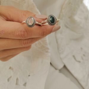 anillo de plata y piedras naturales