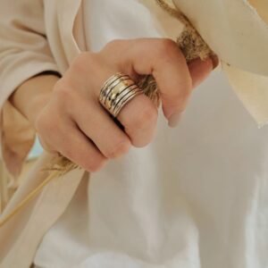 anillo de plata y apliques