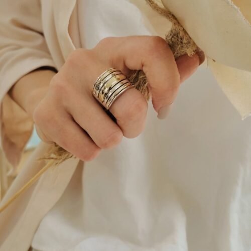 anillo de plata y apliques