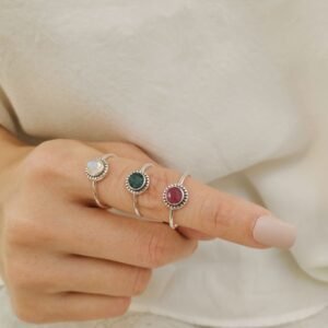 anillo de plata y piedras naturales