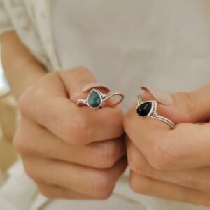 anillo de plata y piedras naturales