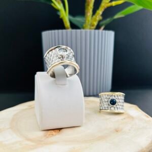 anillo de plata y apliques