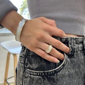 anillo de plata y apliques