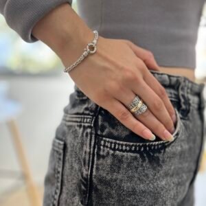 anillo de plata y apliques