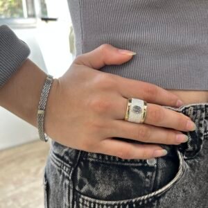 anillo de plata y apliques