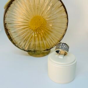 anillo de plata y apliques