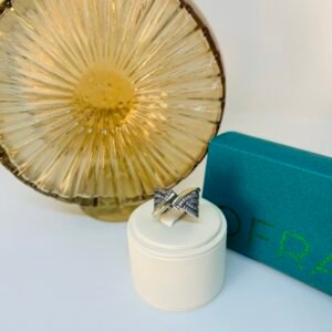 Anillo de plata y apliques