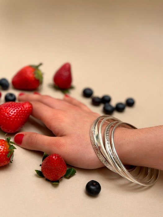 Pulseras de plata y frutos del bosque