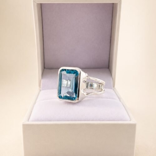 Anillo Roma de plata y topacio celeste